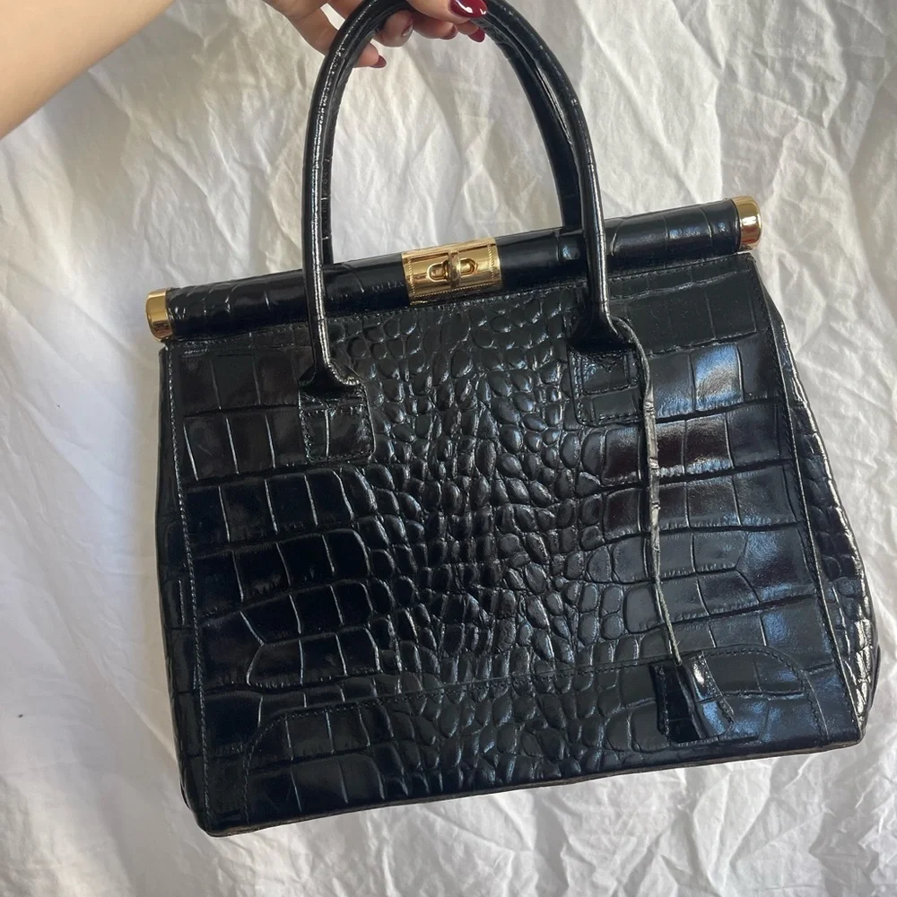 Vera Pelle leather Elegant Black-Embossed Handbag